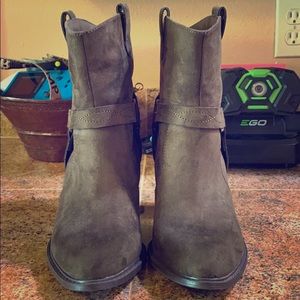 Western style heeled boot